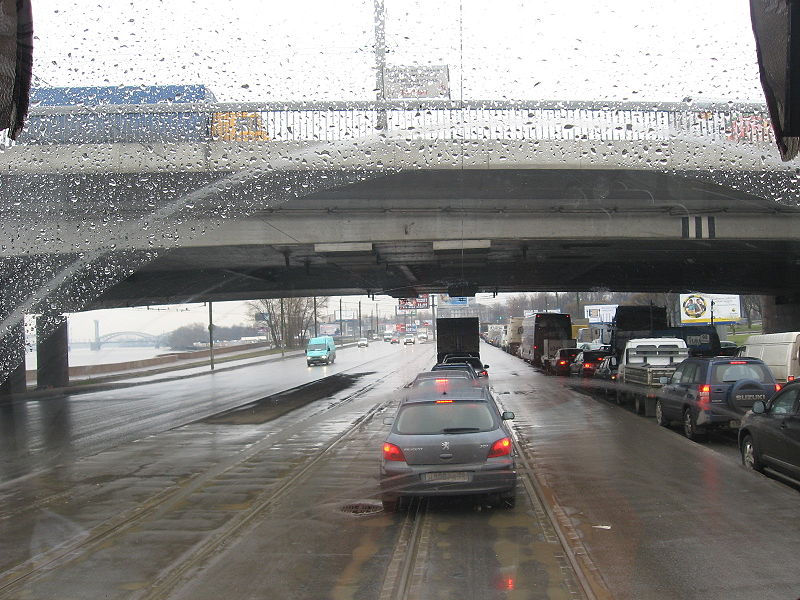 800px-CarsAtTramTracks2008-04-10b Foto: wikimedia