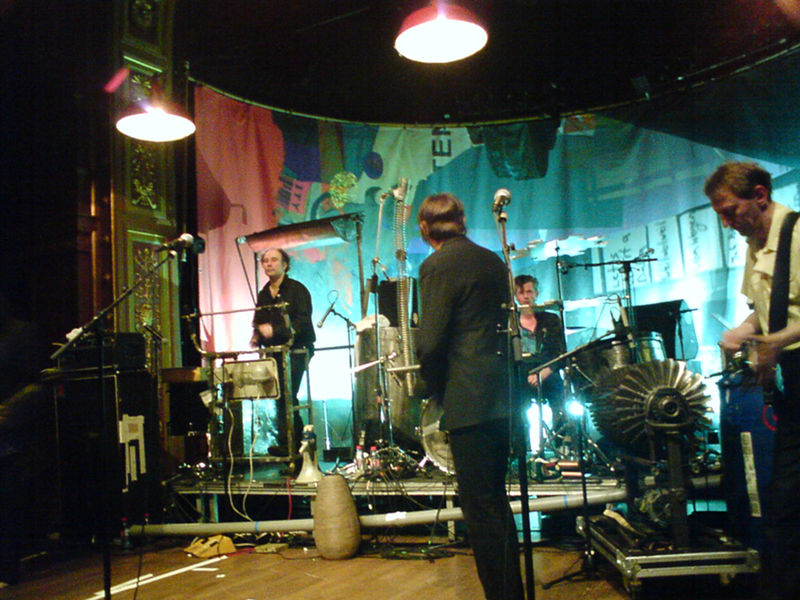 Einstürzende_Neubauten_Live_at_Berns,_Stockholm_Sweden_2008_2 Einstürzende Neubauten, Berns 2008 Foto: Wikimedia