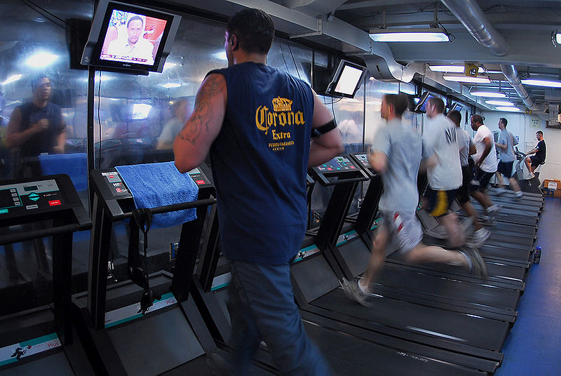 800px-US_Navy_080216-N-9760Z-009_Sailors_exercise_aboard_the_aircraft_carrier_USS_Nimitz_(CVN_68) Foto: Wikimedia