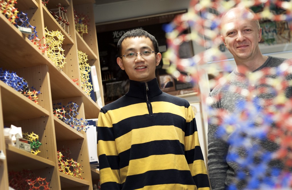 Yanhang Ma och Peter Oleynikov har många modeller av material på sitt kontor. Men inte någon modell av det nya materialet. "Det är så komplext så det skulle ta väldigt lång tid att göra", säger Peter Oleynikov.