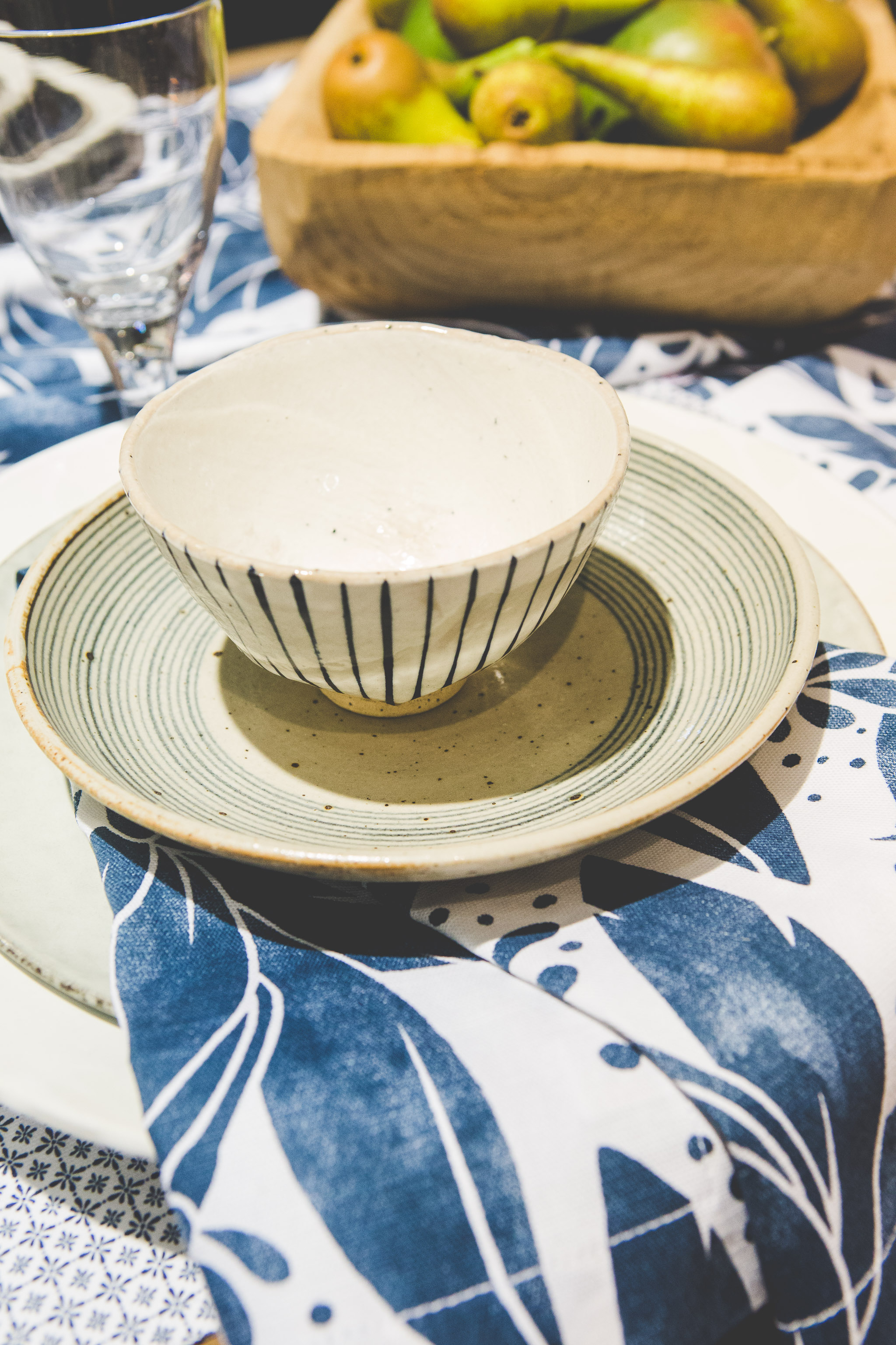 Vit o brun keramikskål. Foto: Katriina Mäkinen/ pp-press