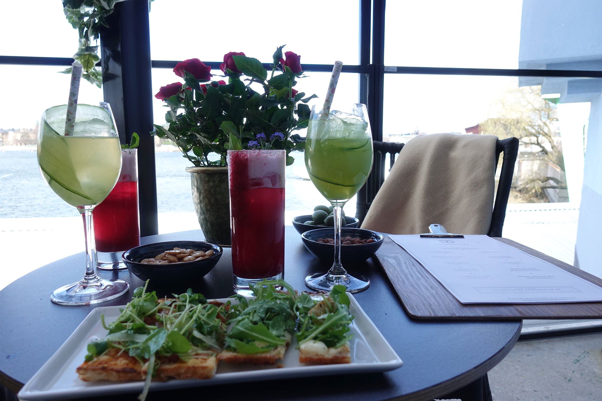 Drinkar och flatbread på ett bord. Foto: Tobias Dahlén / Sweden Photo Passion