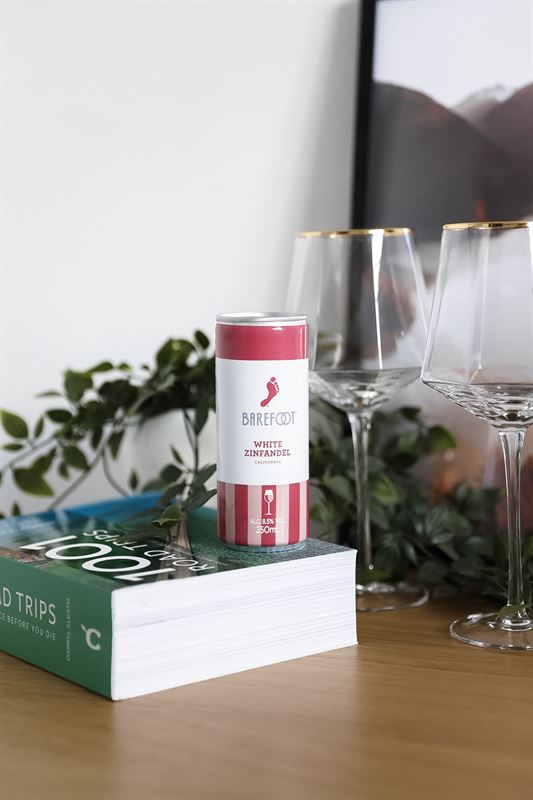 Vinburk och glas. Foto: Spring Wine & Spirits AB