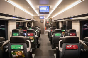 Välstädat MTRX-tåg på väg från Göteborg till Stockholm